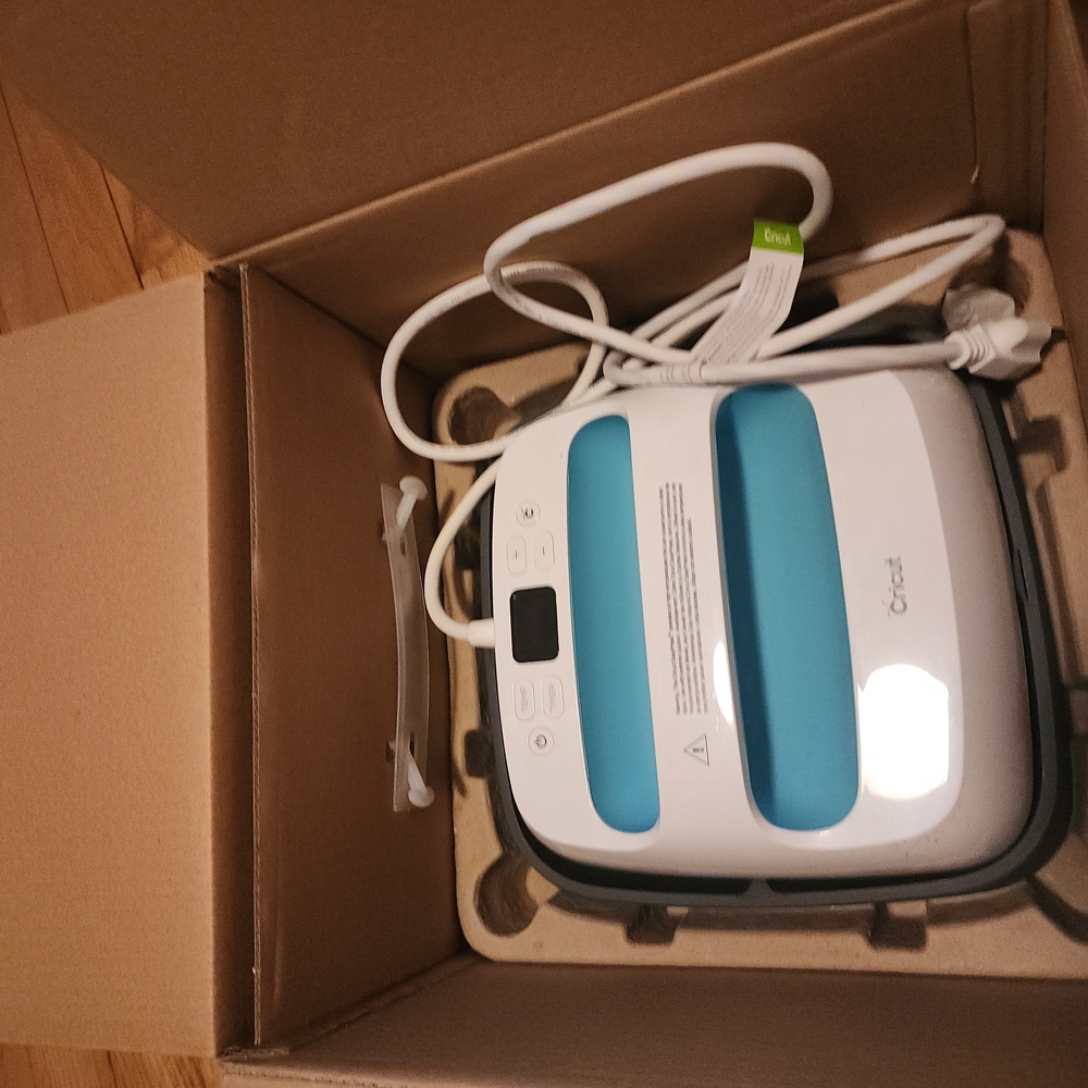 ***LIKE NEW***Cricut Heat Press with Blue Accents(Used Once)